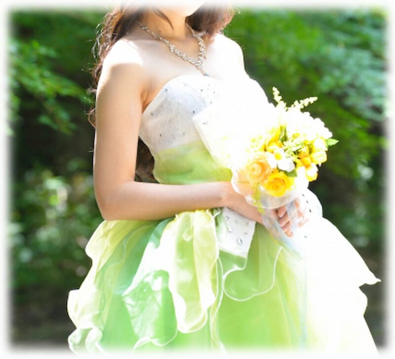 夏 結婚式 カラードレス
